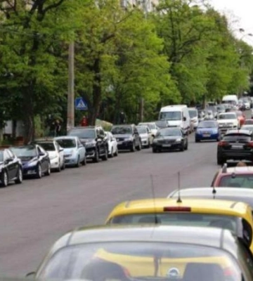 Чи законно у Дніпрі паркуватися на тротуарах