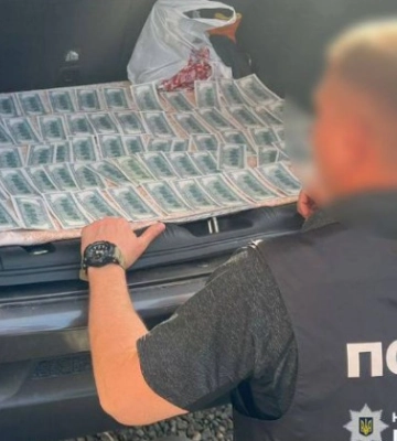 $8000 хабаря за виділення земель для ведення бізнесу: на Хмельниччині викрили посадовця
