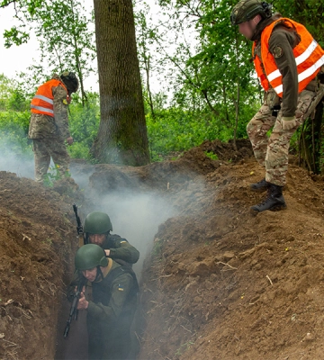 Закарпатські гвардійці відпрацьовують штурм і зачистку ворожих окопів