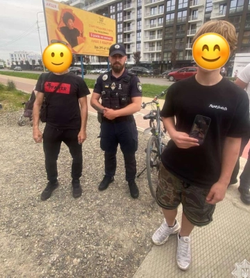 В Ужгороді патрульні спільно з небайдужим громадянином повернули хлопцю телефон