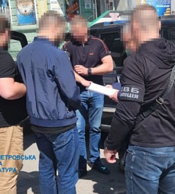 Щомісячний хабар у 600 доларів: на Дніпропетровщині затримали правоохоронця