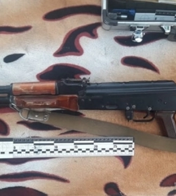 В автівці волинянина знайшли АК-74 з боєкомплектом та гранати Ф-1 