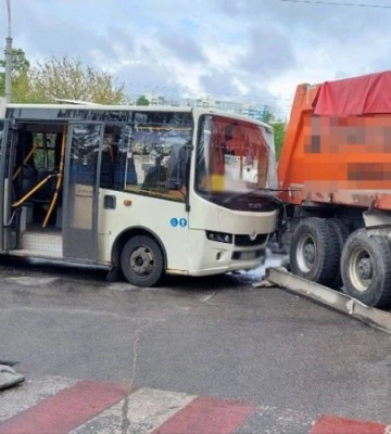 На Рівненщині внаслідок зіткнення 4-х автомобілів постраждали жінка та маленька дитина. ФОТО