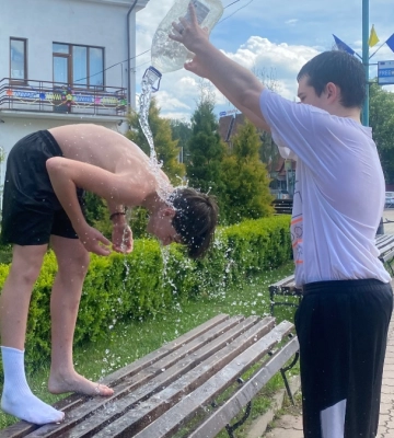 Поливаний понеділок у Надвірній: фоторепортаж