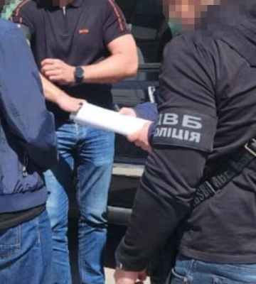 На Дніпропетровщині затримали правоохоронця за систематичні хабарі від підприємця