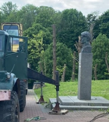 У Каневі демонтували бюст комісара «Молодої гвардії»