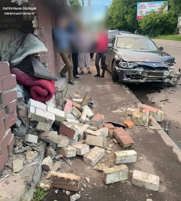 Молодий водій на BMW розвалив чужий сарай у Рівному
