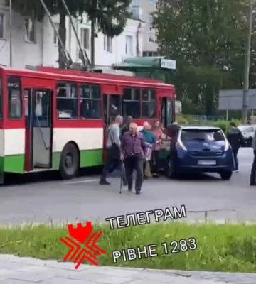 У Рівному - знову ДТП з тролейбусом