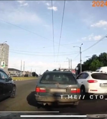 У Харкові водій на Infiniti не пропустив швидку