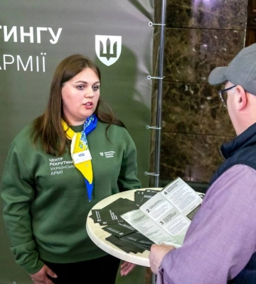 На киевском ж/д вокзале появился пункт рекрутинга в армию