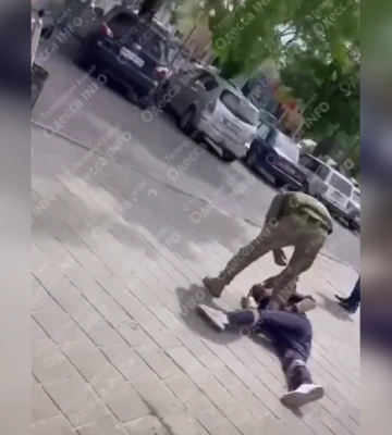 Вернулся с фронта: в Одесской области мужчина в военной форме жестоко избил местного (видео)