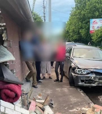 Молодий водій на BMW розвалив чужий сарай у Рівному