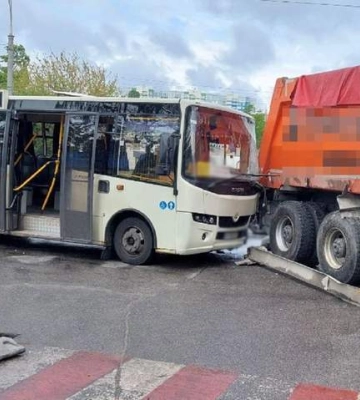 В Киеве грузовик въехал в маршрутку: есть много травмированных