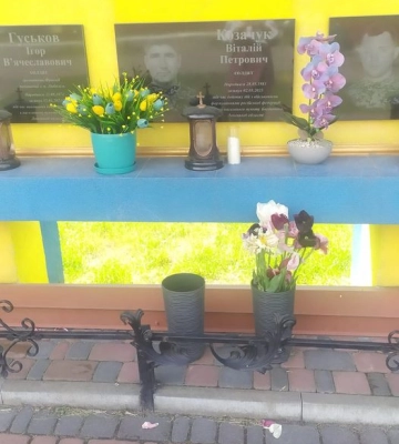 «Серце обливається кров&amp;#039;ю»: на Волині зі стели загиблого Героя вкрали троянди