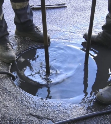 Вулицю у середмісті Дніпра затопило стічними водами