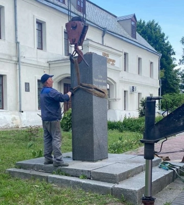 У Каневі демонтували погруддя Олега Кошового (ФОТО)