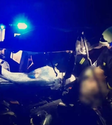 Під Львовом легковим зіткнувся з вантажівкою: постраждала одна людина