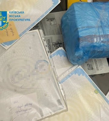 У столиці помічники нотаріуса посвідчували документи від його імені. Сам нотаріус у цей час перебував за кордоном