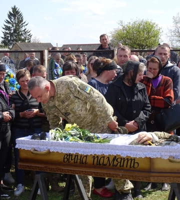 Останню дорогу встелили тюльпанами та бузком: на Волині попрощалися із 39-річним Героєм Андрієм Сливкою