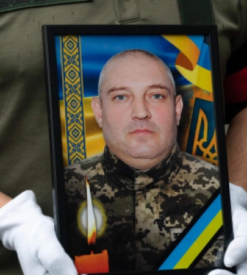 В Ужгороді сьогодні попрощалися із 45-річним солдатом, стрільцем-зенітником Юрієм Семиряжком