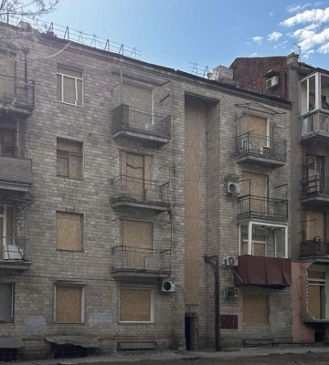 Все 600 поврежденных обстрелами окон закрыли в Харькове