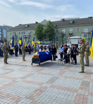 Поклав життя за незалежність: у Рівному попрощалися з Захисником України (ВІДЕО)
