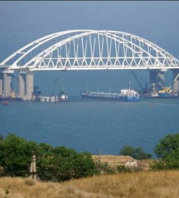 РФ сократила перевозки по Крымскому мосту: в ВСУ объяснили, что происходит