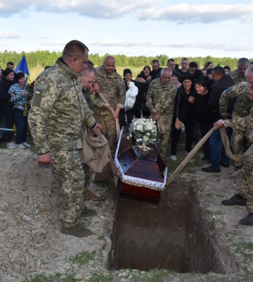 Трагічні Великодні свята: на Волині попрощалися із молодим Героєм Русланом Литвинчуком