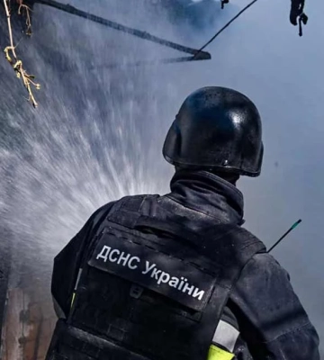 Через обстріли в Херсоні горіли чотири будинки. ФОТО