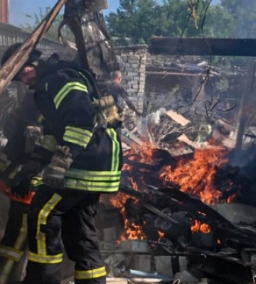 У Херсоні внаслідок обстрілу загорілися чотири житлові будинки