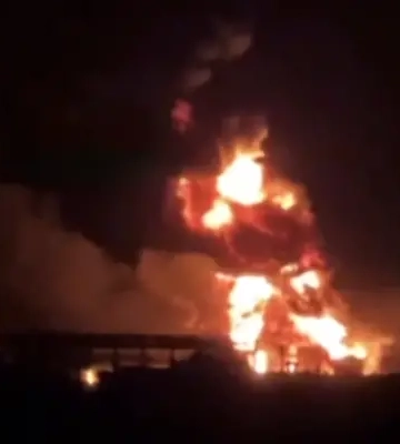 У Луганську після вибухів загорілася нафтобаза: імовірно є поранені