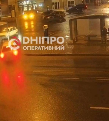 У Дніпрі біля ТЦ «Міст-сіті» автомобіль влетів у зупинку: відео моменту 