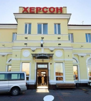 У Херсоні внаслідок російського обстрілу пошкоджений залізничний вокзал