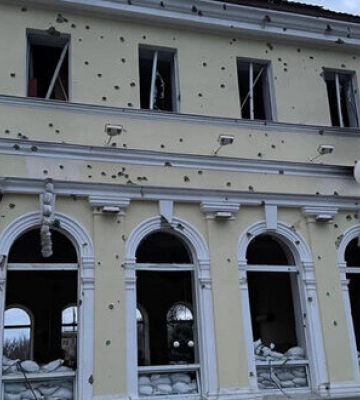 Окупанти зранку вдарили по залізниці у Херсоні, пошкоджено колії та вокзал