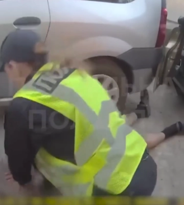 В Киеве мужчине во время ремонта во дворе прижало голову между двумя автомобилями
