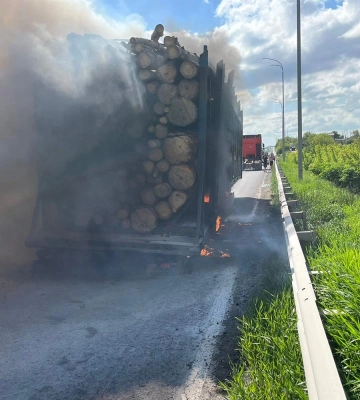 На трасі Київ-Чоп у Рівненському районі загорівся напівпричіп вантажівки (ФОТО)