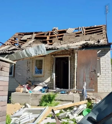 Рятувальники ліквідовують наслідки російського обстрілу у Світловодську 