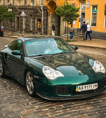 Спорткар на каждый день: в Киеве заметили редкий Porsche 2000-х 