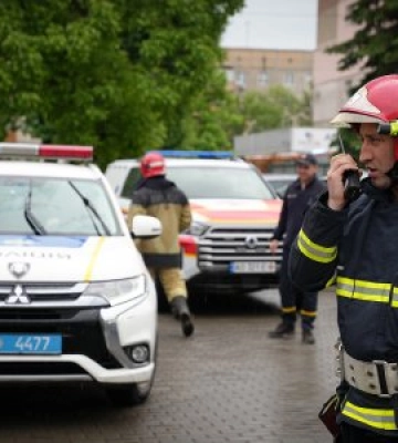 Закарпатка припаркувала   автомобіль  біля супермаркету та пішла за покупками, а коли повернулась - з-під капоту вже йшов дим