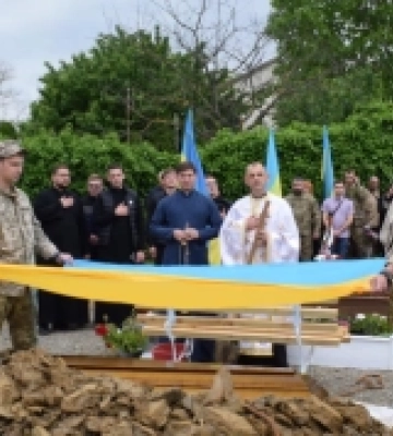 Берегівська громада попрощалася з Олегом Бецою, який загинув у бою з окупантами
