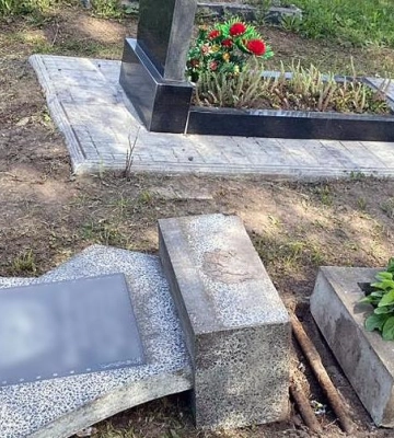На Полтавщині неповнолітні дівчата пошкодили 16 надгробків