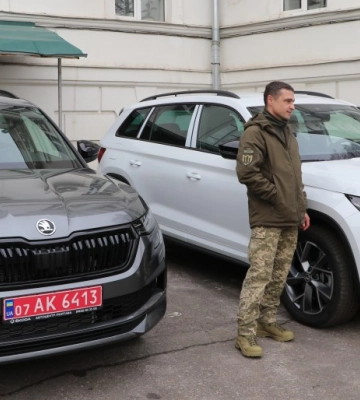 Дружина екскомандира тероборони Полтавщини їздила на автівці, яку міськрада купила військовим