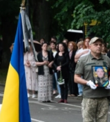В Ужгороді в останню дорогу провели стрільця-зенітника Юрія Семиряжка. ФОТО