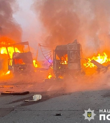 На трасі Київ-Чоп у Рівненському районі загорівся напівпричіп вантажівки (ФОТО)
