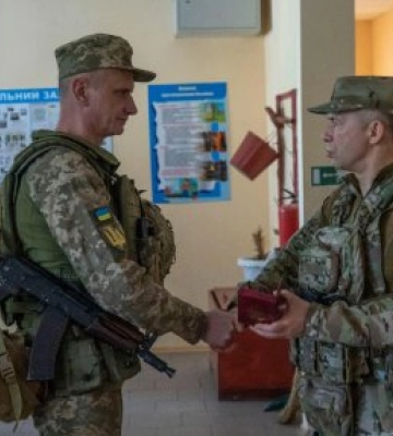 Головнокомандувач Збройних Сил України вручив державну нагороду воїну з Миколаєва