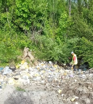 На Хустщині виявили стихійне сміттєзвалище