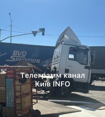 Під Києвом авто з пасажирами на швидкості влетіло у вантажівку: відео моменту смертельної ДТП