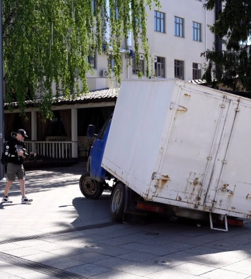 В центрі Житомира вантажівка проломила плити на пішохідному фонтані: що сталося