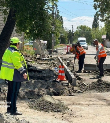 Нові бордюри, тротуари, дорожнє покриття: у Дніпрі продовжують комплексно ремонтувати аварійні покриття на вулицях