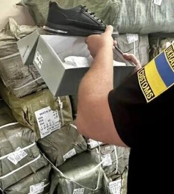 В Україну хотіли завезти контрабандне взуття на понад 1 млн гривень. Митники не пустили. ФОТО
